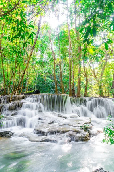 Водопад Хуай Мэй Камин в Канчанабури в Таиланде — стоковое фото