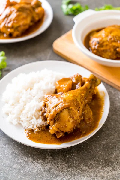 Kyckling Massaman currypasta med ris — Stockfoto