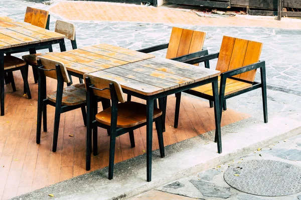 Mesa de madeira vazia e cadeira no restaurante ao ar livre — Fotografia de Stock