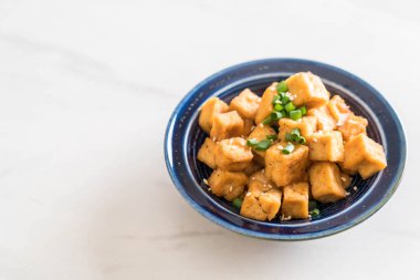 Kızarmış Tofu susam bir kase