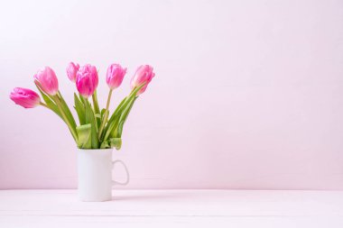 ahşap arka plan üzerinde Pembe Lale çiçek