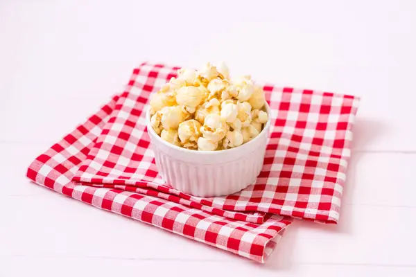 Słodki popcorn na drewno — Zdjęcie stockowe