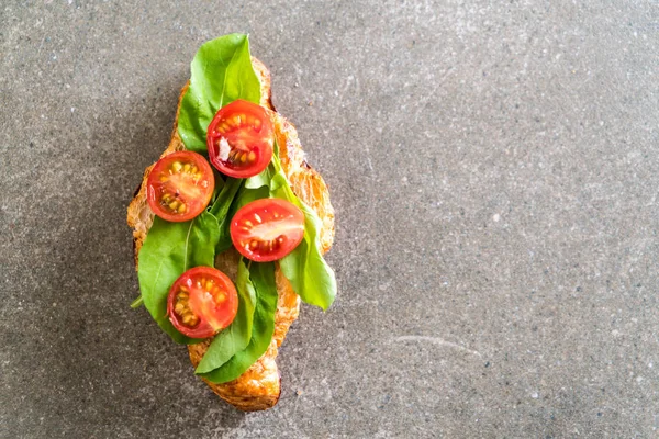 토마토 크루아상 샌드위치 — 스톡 사진