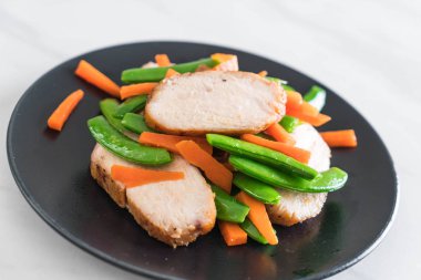 Yeşil bezelye ve havuç ile ızgara tavuk