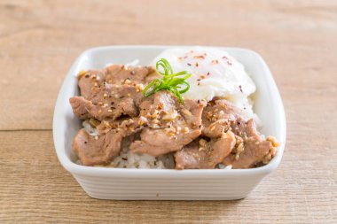 yumurta ile tepesinde pirinç Sarımsak soslu tavada kızartılmış domuz eti