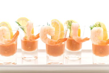 karides kokteyl beyaz arka plan üzerinde