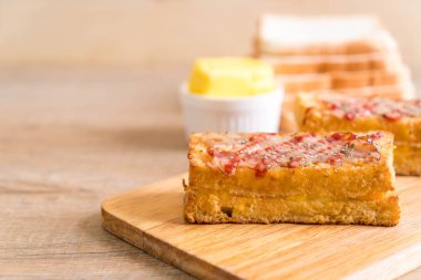 croque monsieur bacon ans egg sandwich