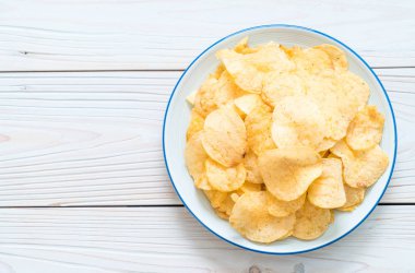 patates cipsi plaka üzerinde