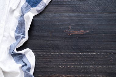 ahşap arka plan üzerinde mutfak bezi (peçete)