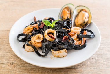 siyah spagetti veya deniz ürünleri ile makarna