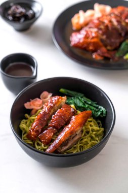 sebze erişte ile kızarmış ördek