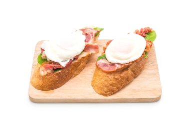 Beyaz arka plan üzerinde yumurta benedict