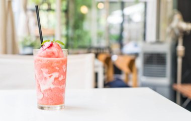 Çilekli yoğurt smoothies