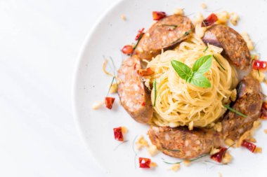 Sai Aua (Notrhern Tay baharatlı sucuk ile tavada kızartılmış spagetti)