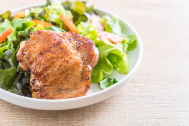 ızgara tavuk biftek sebze salatası ile