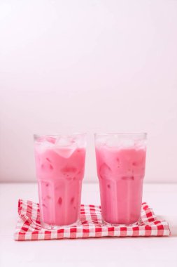 pembe çilek milkshake