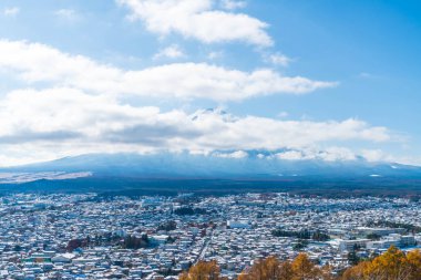 Kawaguchiko şehir manzarası ile kar 
