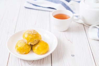 Çin böreği veya moon kek mung fasulye ezmesi ve tuz ile doldurulmuş