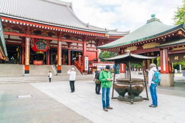 Tokyo-Kasım 16: Budist tapınağı Sensoji Novem tarihinde kalabalık insanlara
