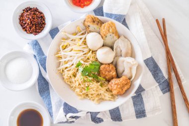 Balık topu bir kase erişte