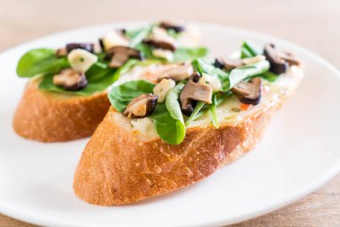 ekmek roket ve shiitake mantar