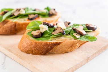 ekmek roket ve shiitake mantar