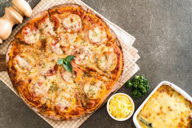 tablo üzerinde domates pizza 