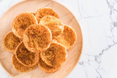 kurutulmuş rendelenmiş domuz etinin pirinç kraker