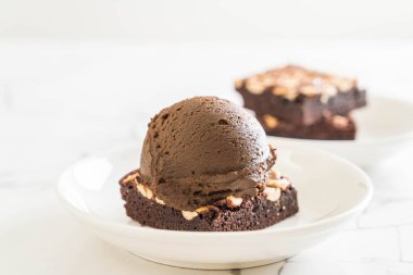 Çikolatalı dondurma ile çikolatalı kek