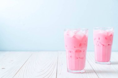 pembe çilek milkshake