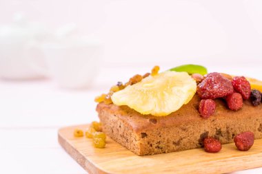 Ahşap üzerine meyveli kek