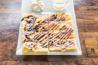 roti çikolata sos ile