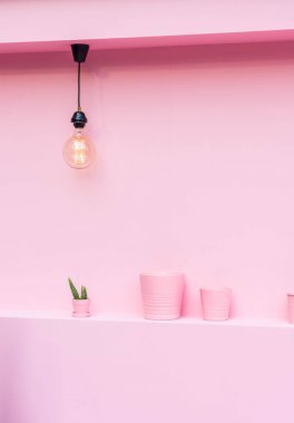 boş pembe sandalye ve masa