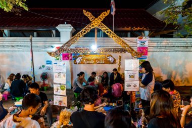 Chiang Mai, Tayland - 1 Ocak 2018: Gece seyahat turistler