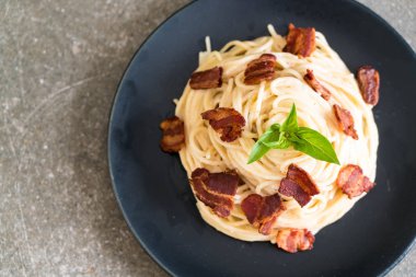 Spagetti krem peynir pastırma ile