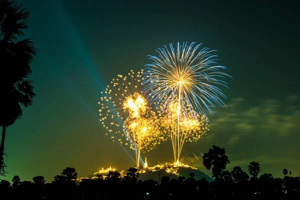 Bellissimi fuochi d'artificio sul cielo — Foto Stock