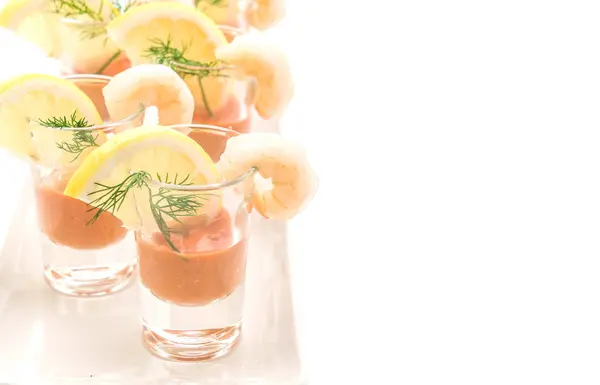 Cocktail de camarão no fundo branco — Fotografia de Stock