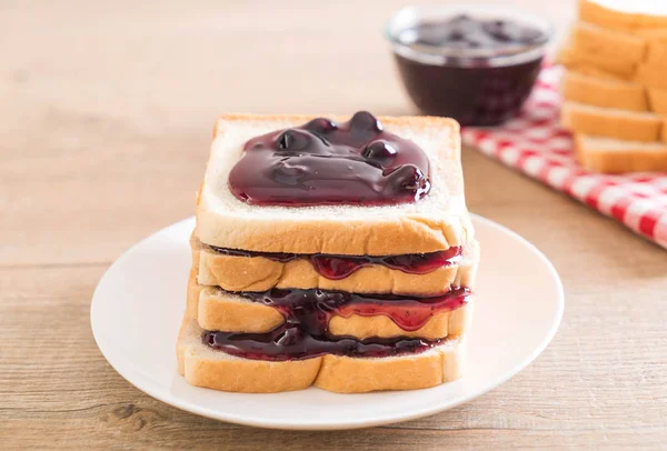 Bread with blueberry jam — Stock Photo, Image