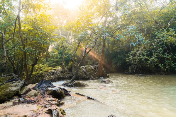 Cachoeira Erawan, Parque Nacional Erawan em Kanchanaburi, Thaila — Fotografia de Stock