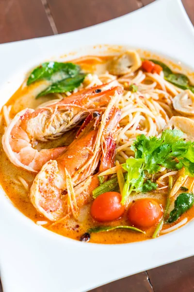 Pikante spaghetti met garnalen (tom yum kung) — Stockfoto