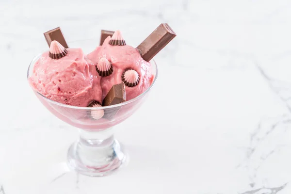 Jahodová zmrzlina scoop — Stock fotografie