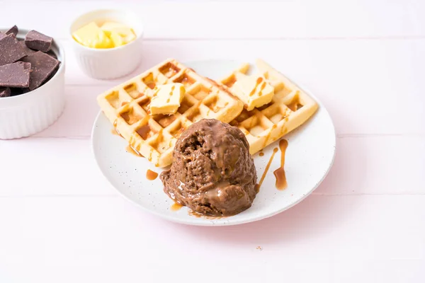Шоколадне морозиво з вафелькою — стокове фото