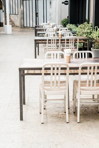 Mesa de madeira vazia e cadeira no restaurante ao ar livre — Fotografia de Stock