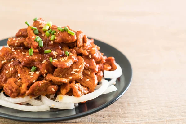 Gebratenes Schweinefleisch mit würziger koreanischer Sauce (bulgogi)) — Stockfoto