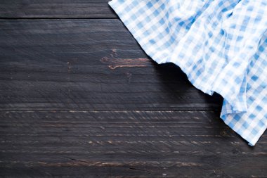 ahşap arka plan üzerinde mutfak bezi (peçete)