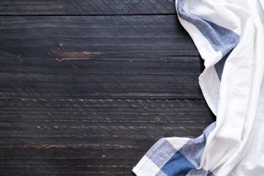 ahşap arka plan üzerinde mutfak bezi (peçete)