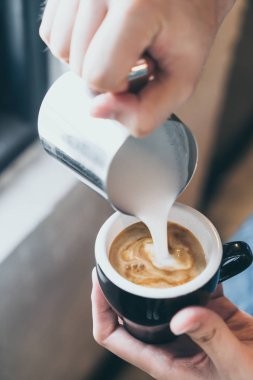 Barista kahve sanat latte yağıyor