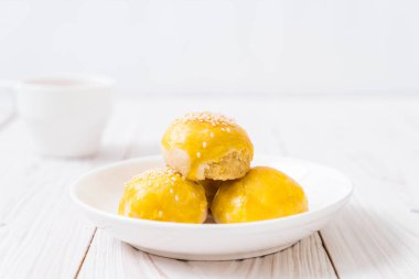 Çin böreği veya moon kek mung fasulye ezmesi ve tuz ile doldurulmuş