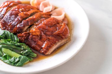 Kızarmış ördek masada.