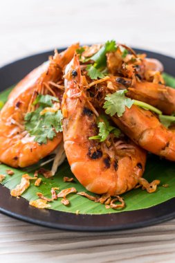 Sarımsaklı kızarmış karides.